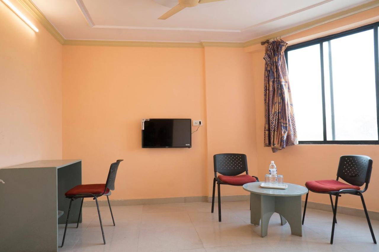 Oyo Flagship 37830 Hotel Aakar International Сатара Экстерьер фото