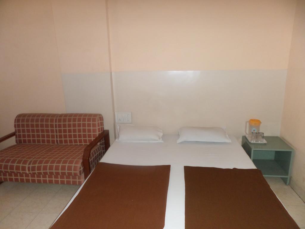 Oyo Flagship 37830 Hotel Aakar International Сатара Экстерьер фото