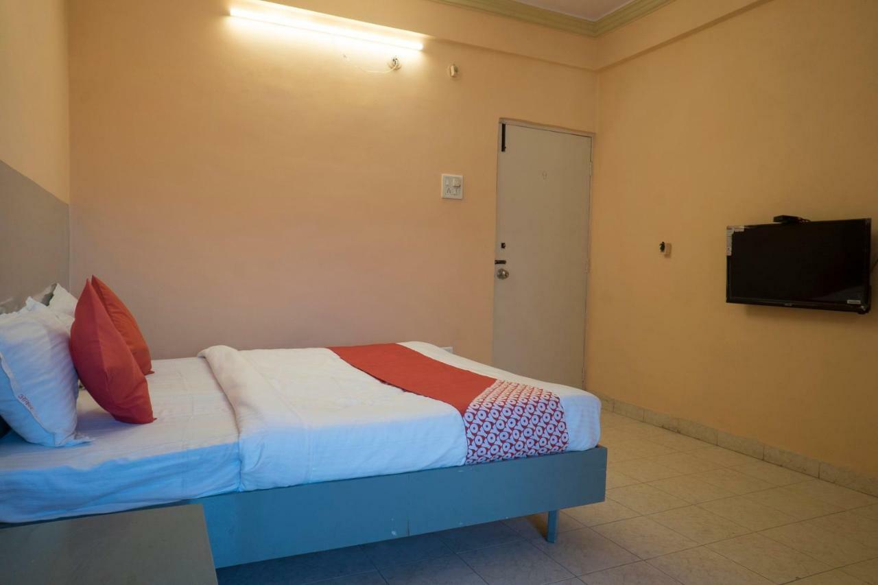 Oyo Flagship 37830 Hotel Aakar International Сатара Экстерьер фото