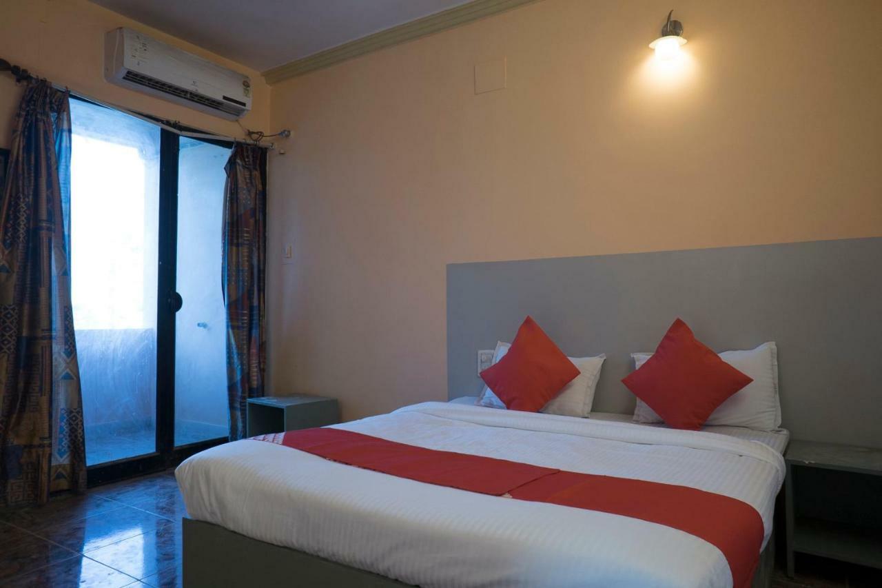 Oyo Flagship 37830 Hotel Aakar International Сатара Экстерьер фото