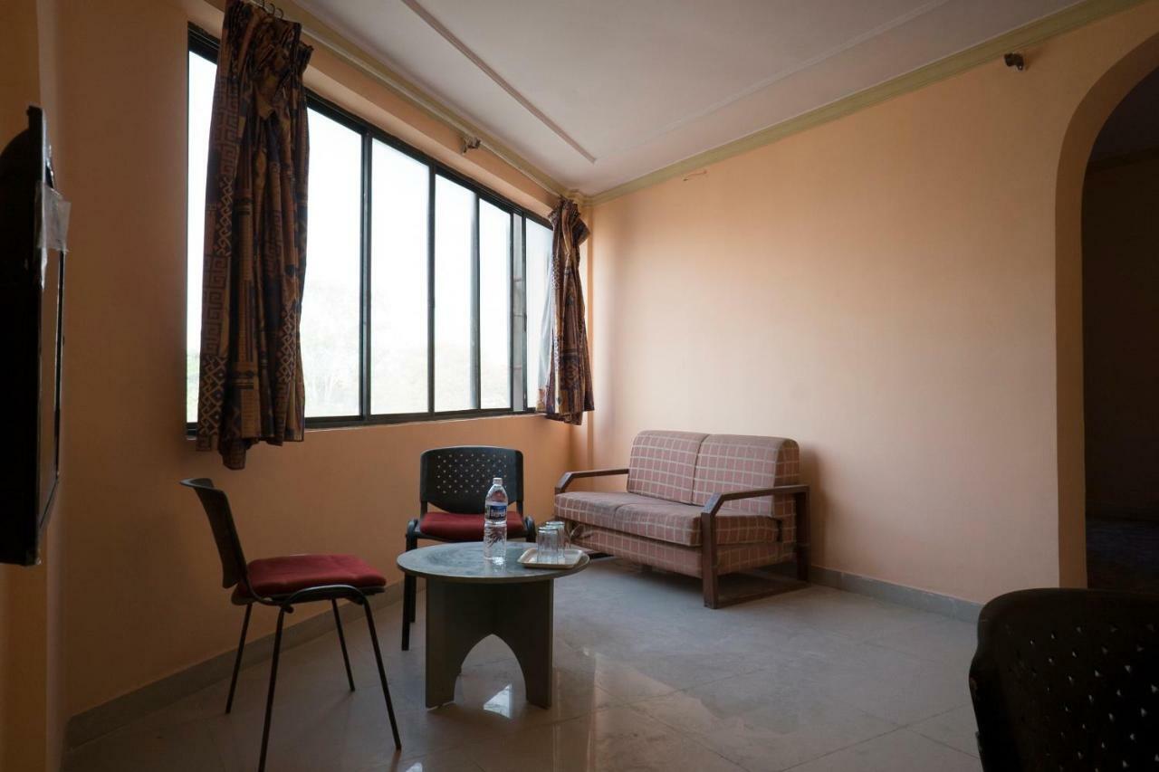 Oyo Flagship 37830 Hotel Aakar International Сатара Экстерьер фото