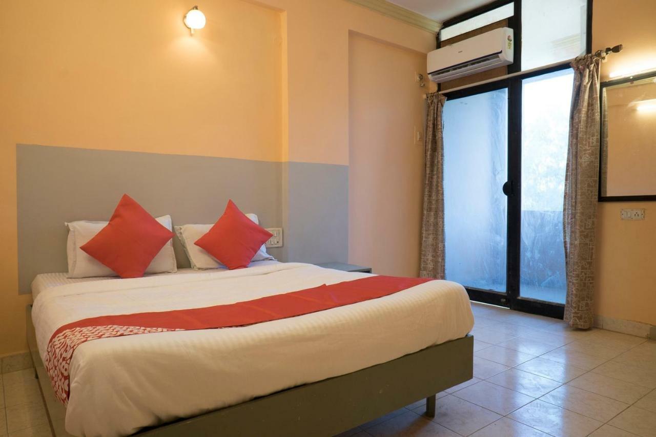 Oyo Flagship 37830 Hotel Aakar International Сатара Экстерьер фото